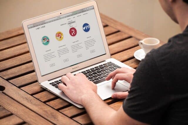 Osoba pracująca przy laptopie